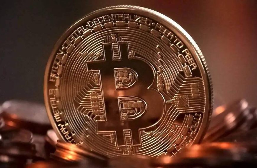 Uitstroom van Bitcoin ETF’s raakt $1.3 miljard te midden van prijsdaling; Analisten…