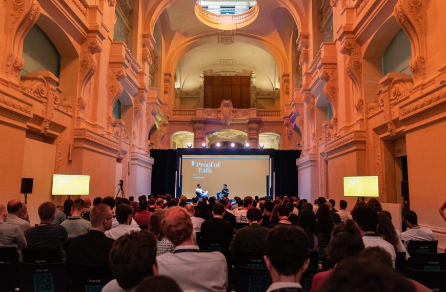 Bewijs van Gesprek keert terug naar het Louvre Paleis als agenda-instellend evenement…